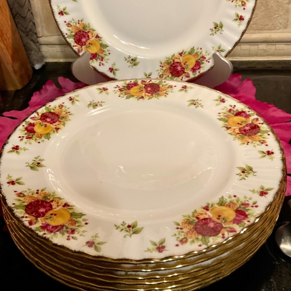 Holiday” Christmas Old Country Roses  4 New Dinner Plates by Royal Albert - Picture 2 of 7